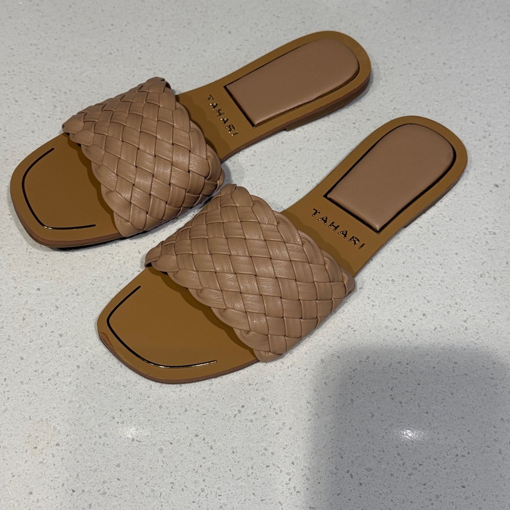 Tahari Women's Tan/Nude Woven Slide Sandals size 8